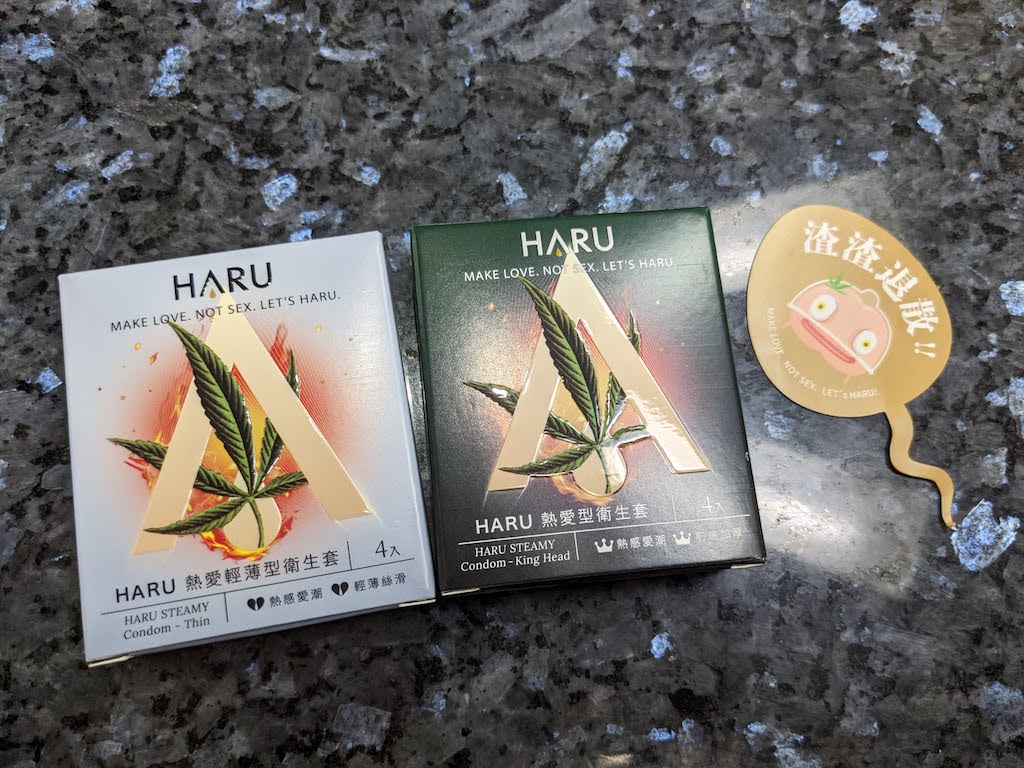 產品送來的時候，這張紙還跟保險套一起，太可愛了吧！還真的是秉持品牌精神，妹子可以自己用隨身攜帶套套，不怕中出危機🤣🤣🤣