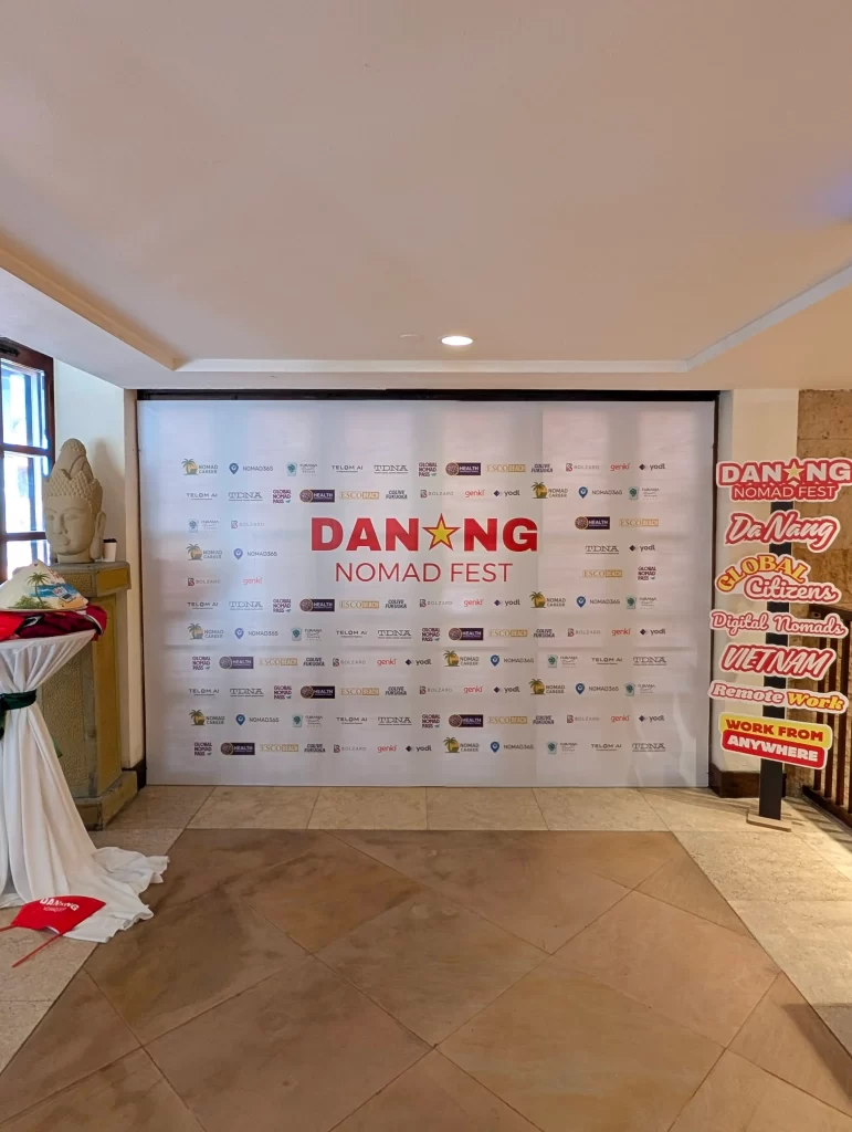 這次剛從越南峴港參加完 Da Nang Nomad Fest，帶著滿滿的靈感回來，馬上要和大家分享我的峴港數位遊牧節的成功經驗！如果你正準備第一次參加這類大型的數位遊牧活動，或者跟我一樣，在人群中偶爾會「社恐」發作、不知道怎麼主動開口，甚至需要好好保護自己的社交能量，那以下這 5 個實戰策略，請直接按下收藏！