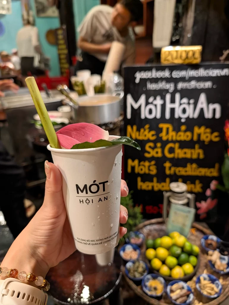 Day 2：睡飽後，花點時間看看明天的行程，整理出你想進攻的重點。更重要的是，趁現在去街上晃晃，感受一下當地的氛圍，吃碗道地的食物。因為一旦遊牧節開始，滿滿的活動絕對會把你淹沒，你根本沒時間好好探索這座城市的啦。 