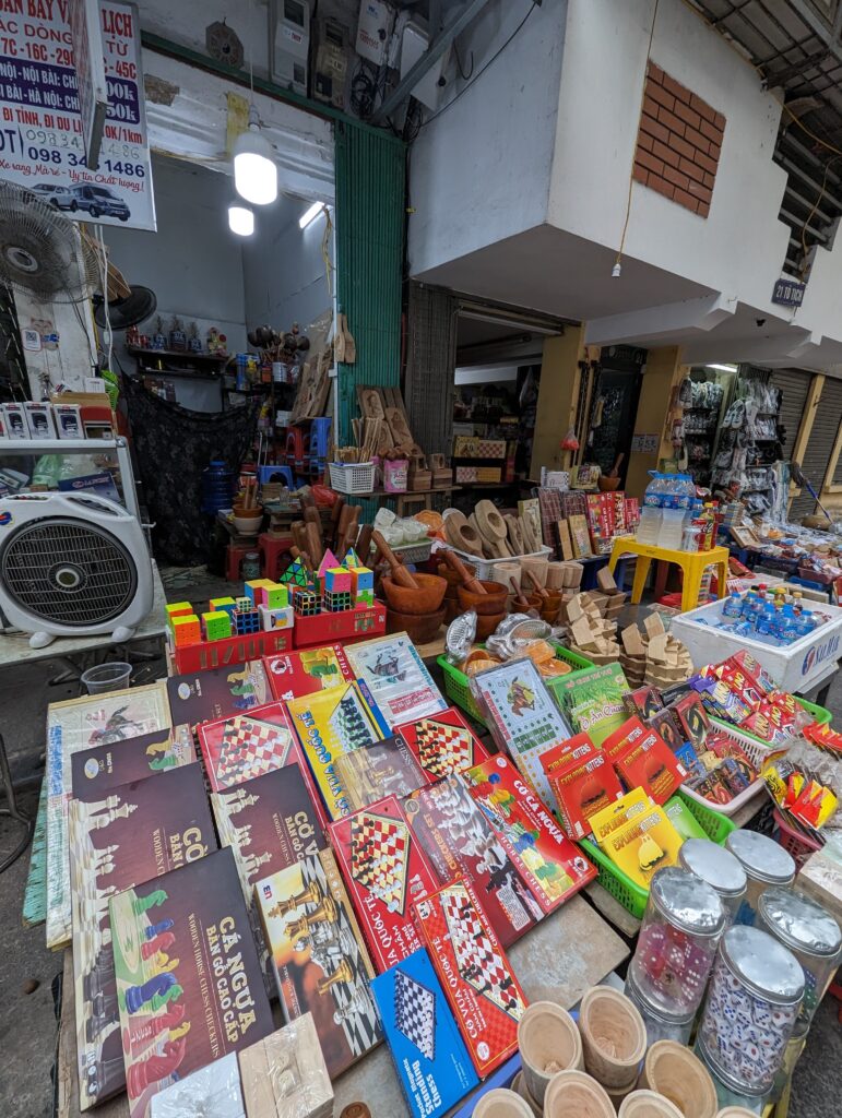 這種傳統手工藝品在河內老城區36古街最好找，模具上刻的圖騰很能代表越南文化，當裝飾品擺著好看，真的拿來壓糕點做甜點也完全沒問題。 
