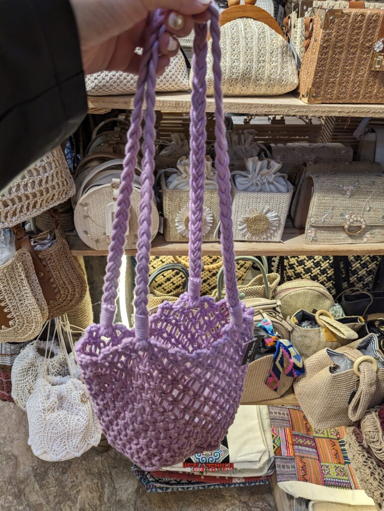 河內老城區 Hang Gai Street 有一整條紀念品街，隨便一間店的麻布編織包就掛滿整面牆