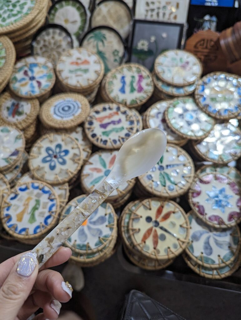 想帶點經典的越南伴手禮回台灣，請直接搜刮可愛又實用的越南道地杯墊！