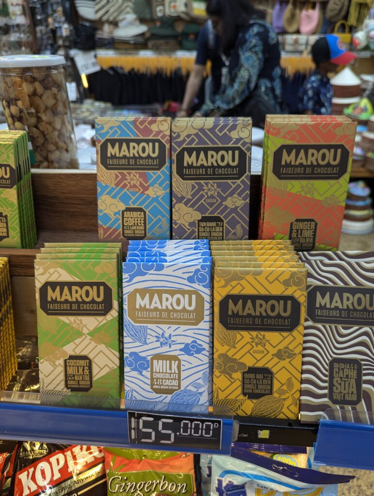 越南巧克力界說到代表作，MAROU 絕對排前三！MAROU 是由兩位法國人於 2011 年創立的越南巧克力品牌，專注生產單一產地巧克力，而不同產區風味差異明顯，每款巧克力都展現了不同地區的獨特風味。店內除了賣巧克力棒、巧克力 bon bon 外，還有巧克力飲品可以喝，喜歡巧克力的朋朋，絕對不要錯過唷！